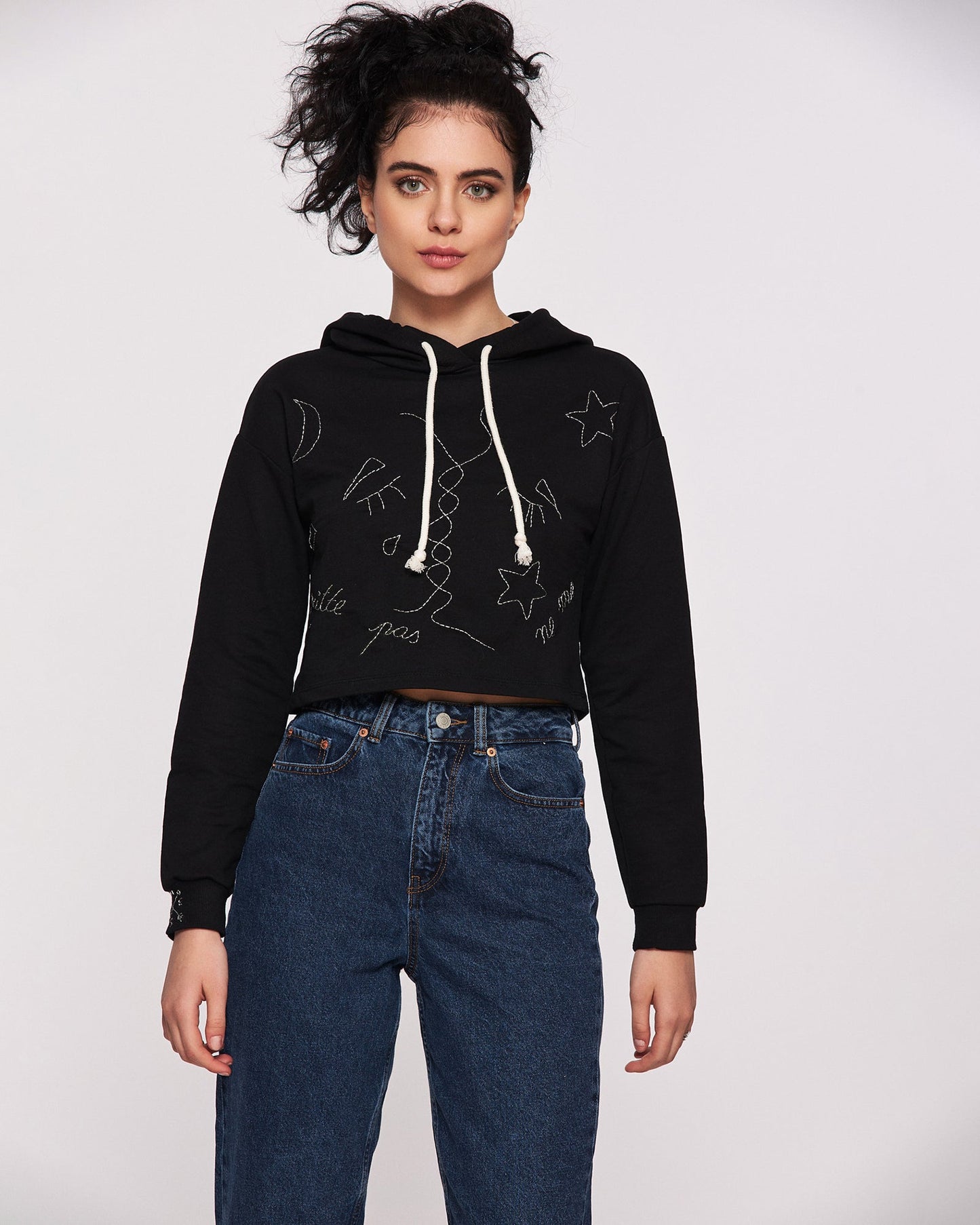 Short hand embroidered sweatshirt "Des paroles"