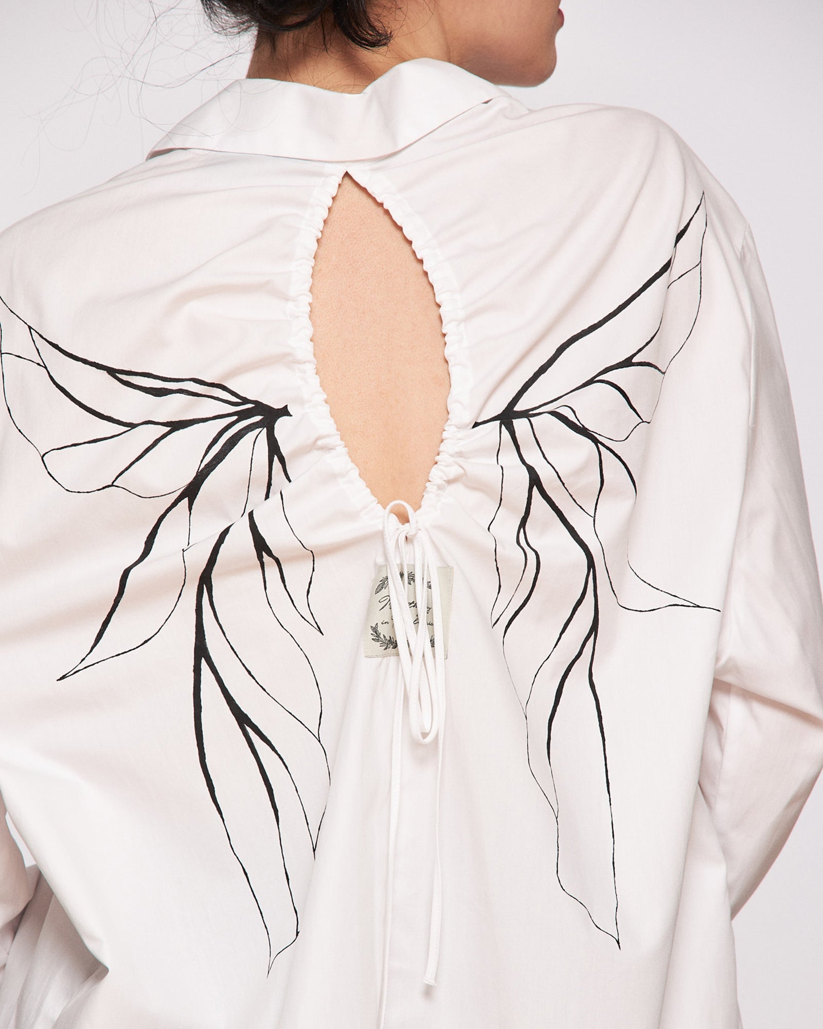 Women's open back shirt "Monochrome Mariposa"