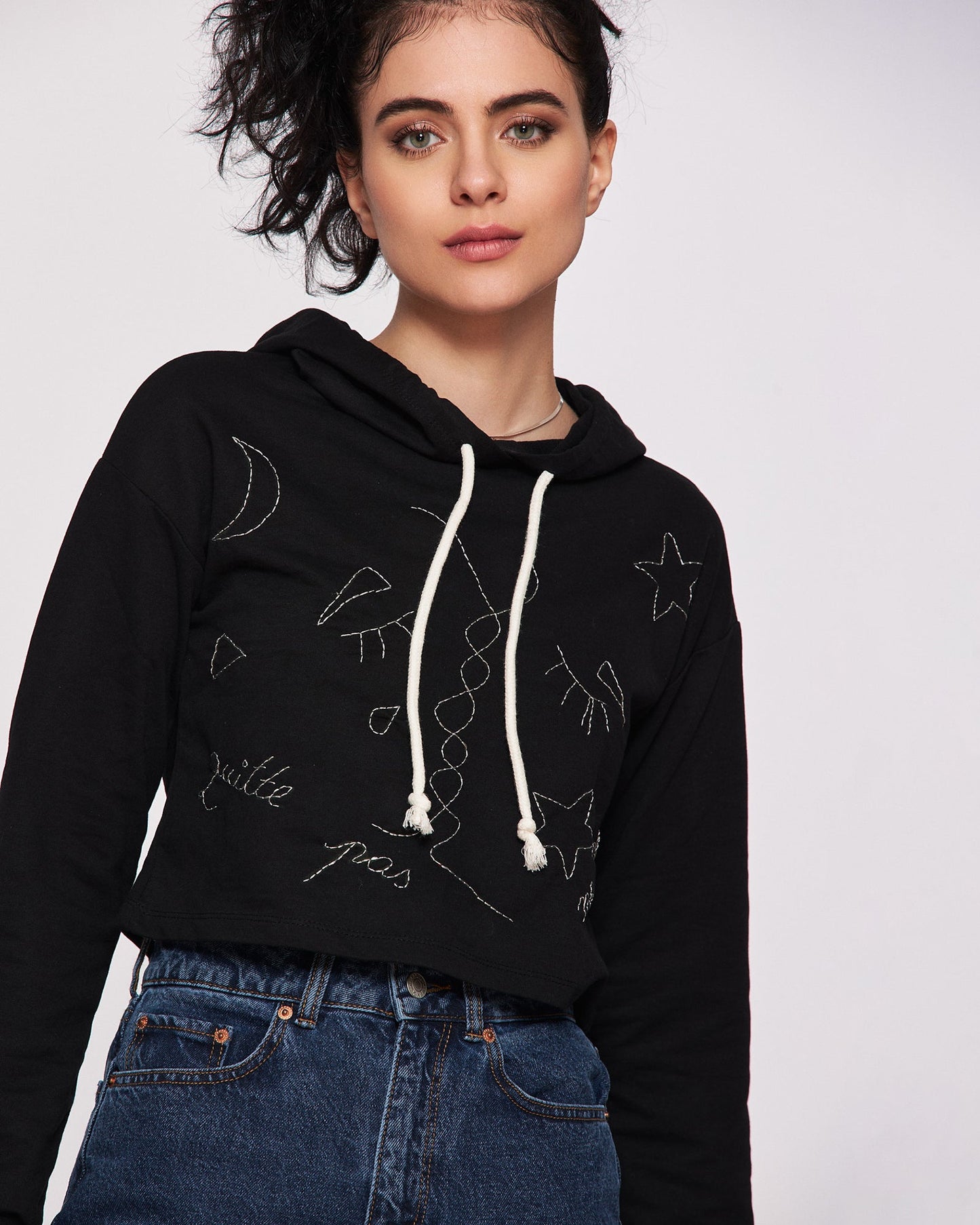 Short hand embroidered sweatshirt "Des paroles"