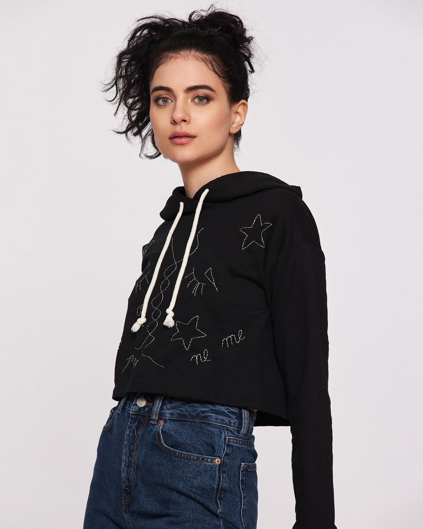 Short hand embroidered sweatshirt "Des paroles"