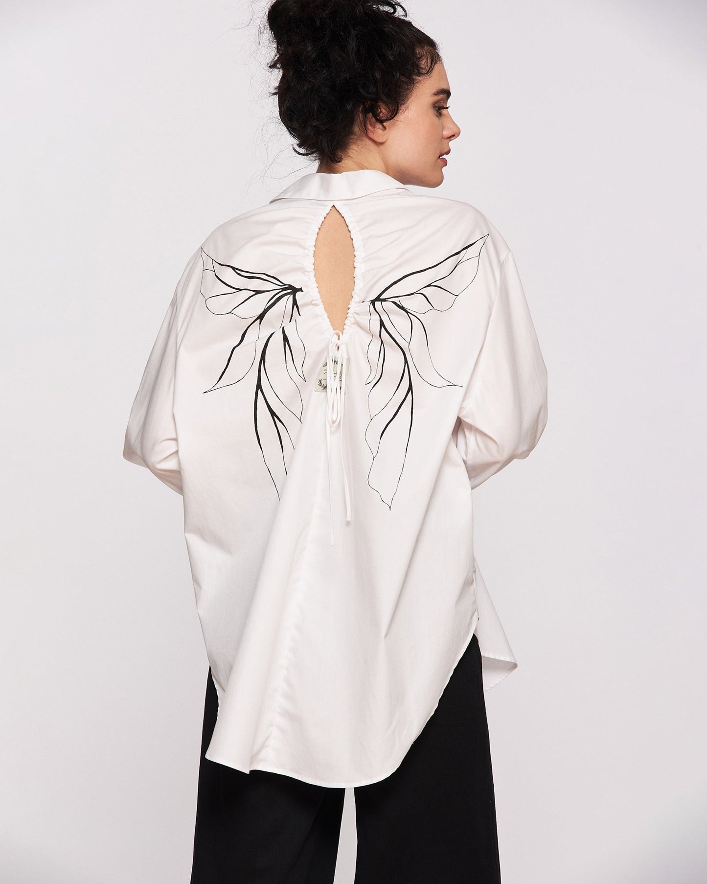 Women's open back shirt "Monochrome Mariposa"
