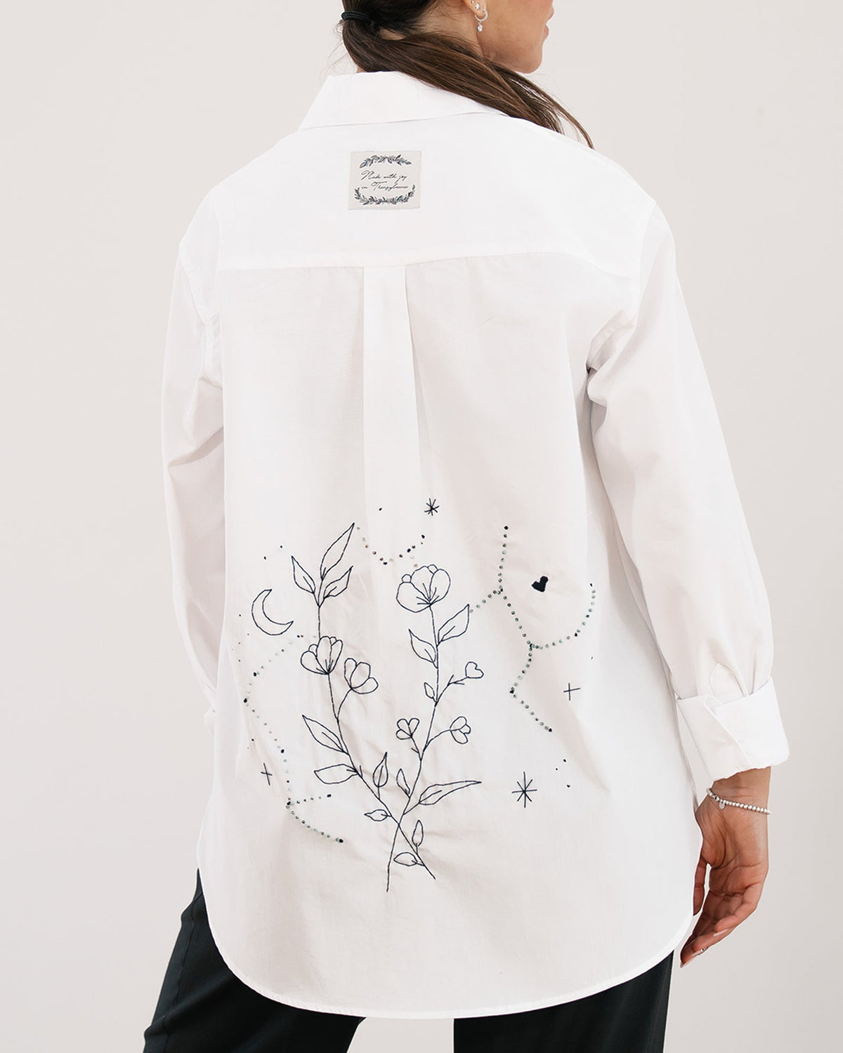Women&#39;s hand-embroidered shirt &quot;Art Lines&quot;