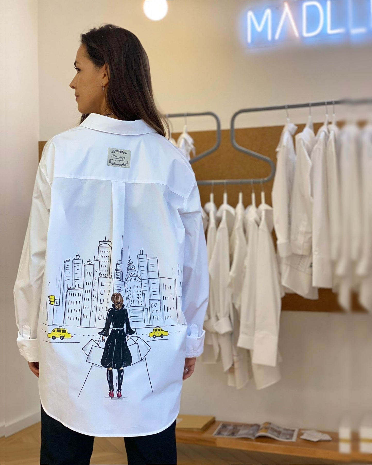 CĂMAȘĂ DAMĂ PICTATĂ MANUAL "SHOPPING GIRL IN NYC"