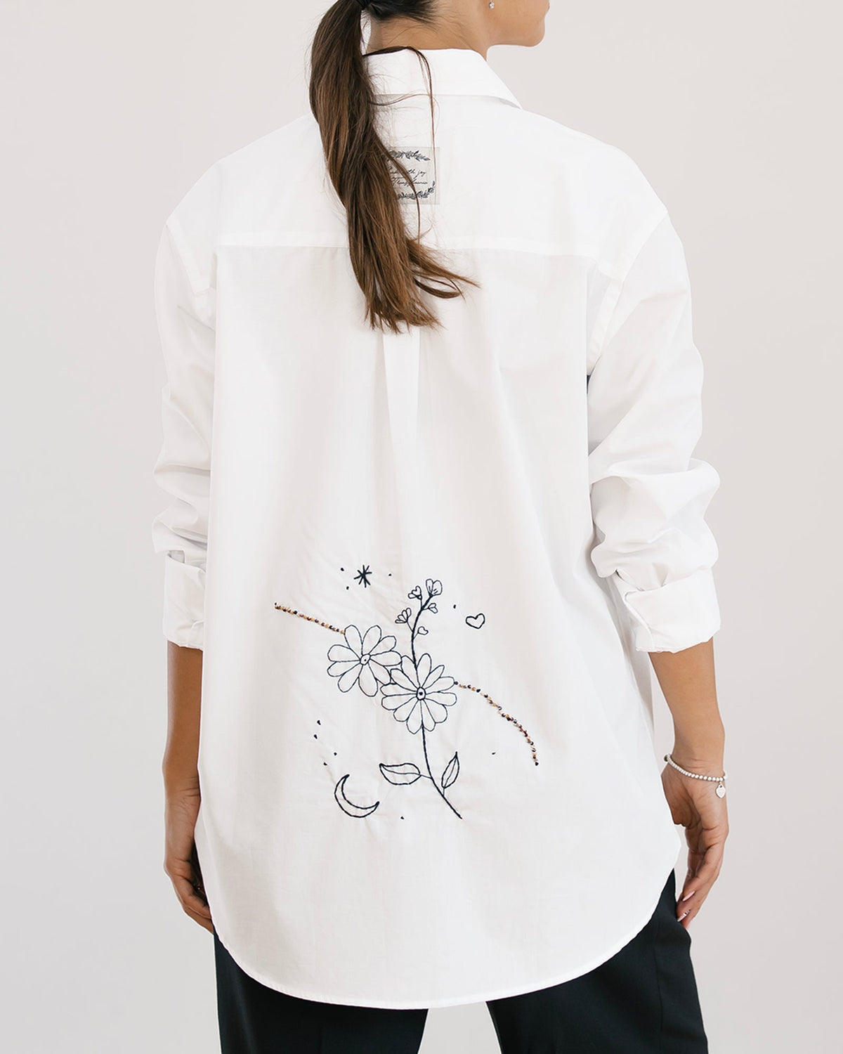 Women&#39;s hand-embroidered shirt &quot;Art Lines&quot;